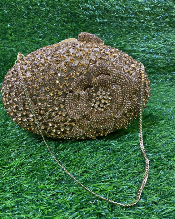 Clutch berbentuk oval dengan hiasan bunga rajut